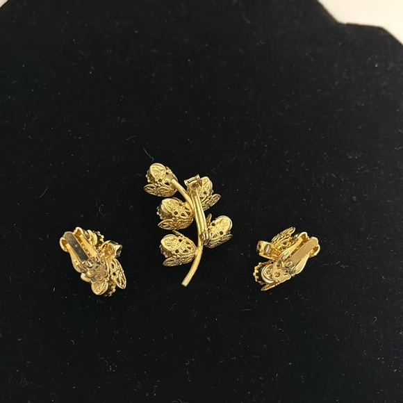 Gold Tone Floral Brooch Clip Earrings Set Rhinestone Filigree VTG Demi-Parure - Picture 3 of 12
